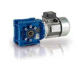 Una caja de cambios azul con un motor acoplado a ella sobre una superficie blanca.