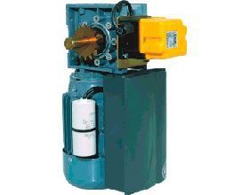 Un primer plano de un motor con una caja amarilla adherida a él sobre un fondo blanco.