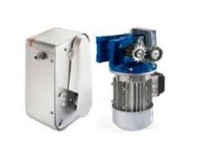 Una imagen de un motor y una caja sobre un fondo blanco.