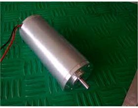 Un pequeño motor está situado encima de una alfombra verde.