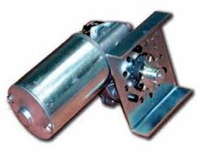 Un primer plano de un motor de metal sobre un fondo blanco.