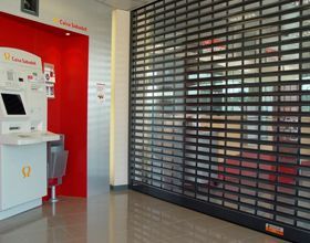 Hay una máquina en la esquina de la habitación.