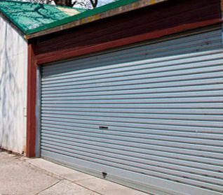 Una puerta de garaje con techo verde está abierta y cerrada.