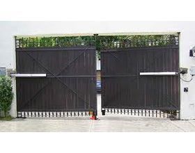 Un par de puertas negras con un motor conectado a ellas.