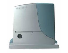 Un bonito motor de puerta corrediza robótica se encuentra sobre una superficie blanca.