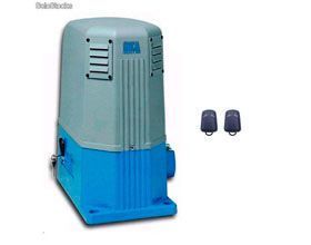 Una máquina azul y gris con dos controles remotos sobre un fondo blanco.