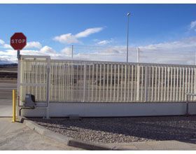 Hay una señal de stop al lado de una puerta corrediza.