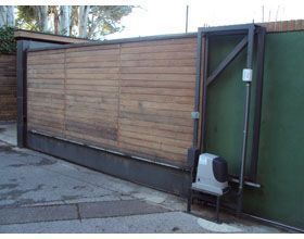 Una puerta corrediza con un motor acoplado a ella.