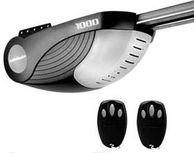 Un abridor de puerta de garaje con dos controles remotos conectados.