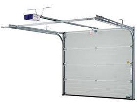 Una puerta de garaje blanca con un motor conectado a ella.