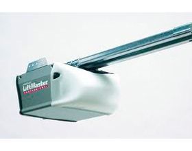 Un primer plano de un abridor de puerta de garaje sobre un fondo blanco.