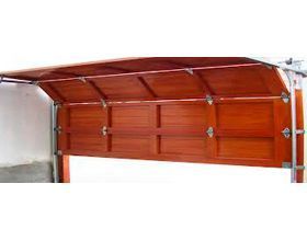 Una puerta de garaje de madera está abierta sobre un fondo blanco.