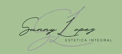 Logotipo para "Sunny Lopez Estetica Integral" sobre fondo verde.