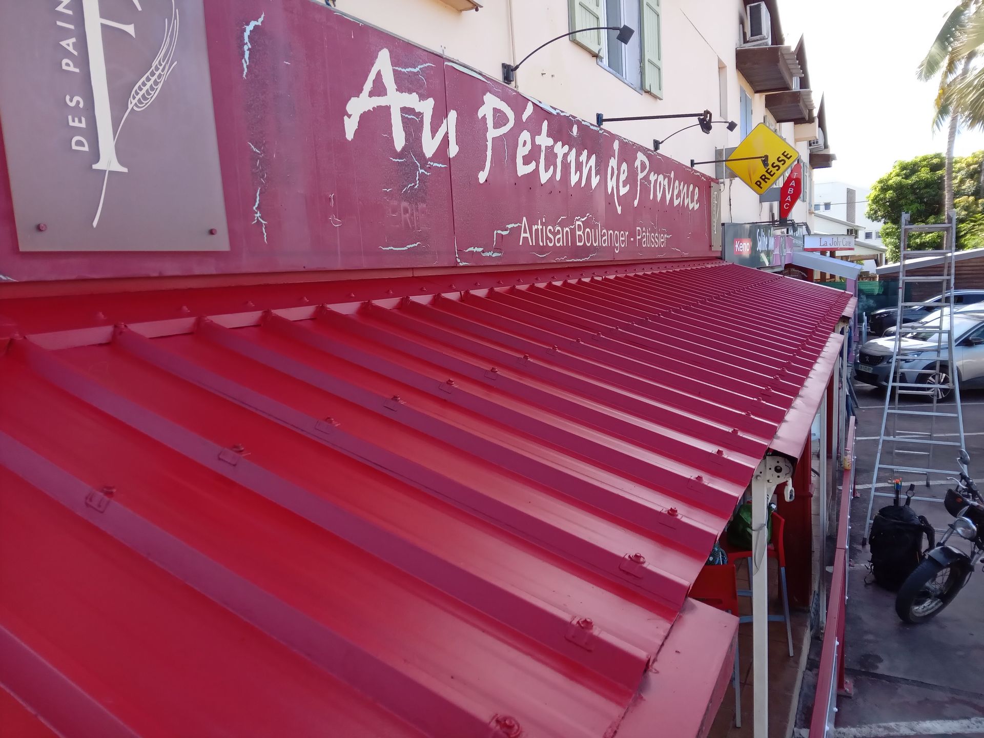 Appareil photo vintage posé sur un clavier de piano.