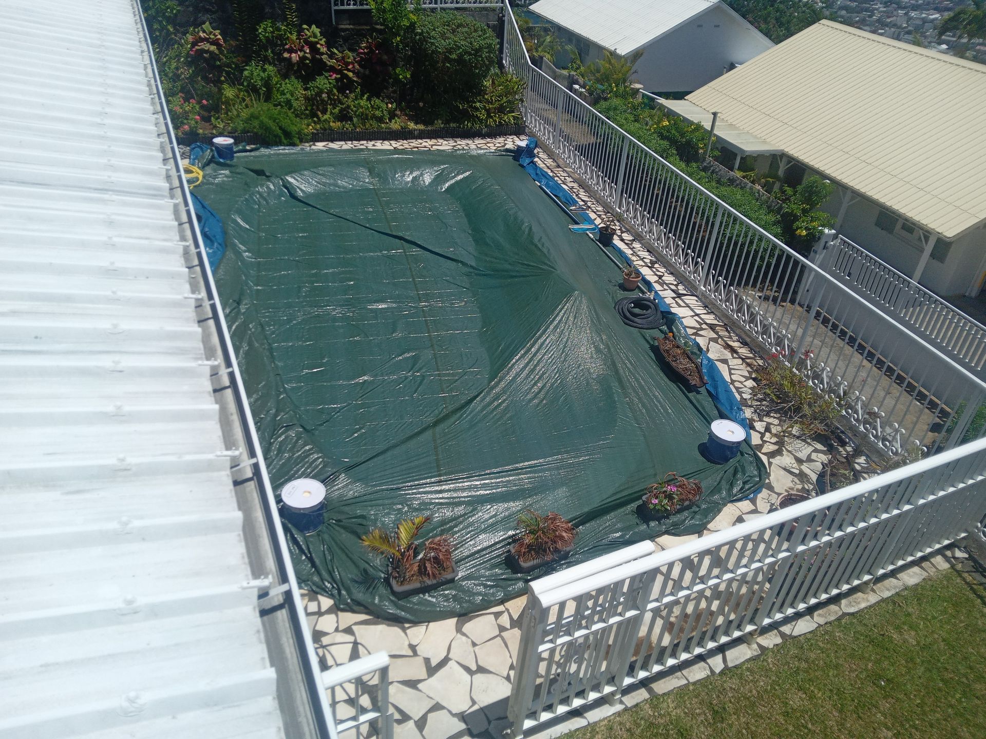 Appareil photo vintage posé sur un clavier de piano.