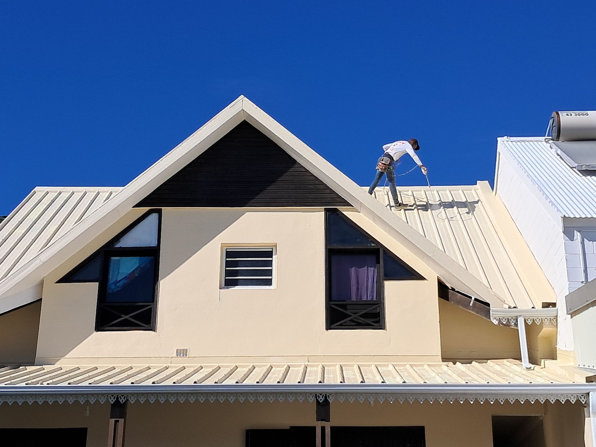 Appareil photo vintage posé sur un clavier de piano.