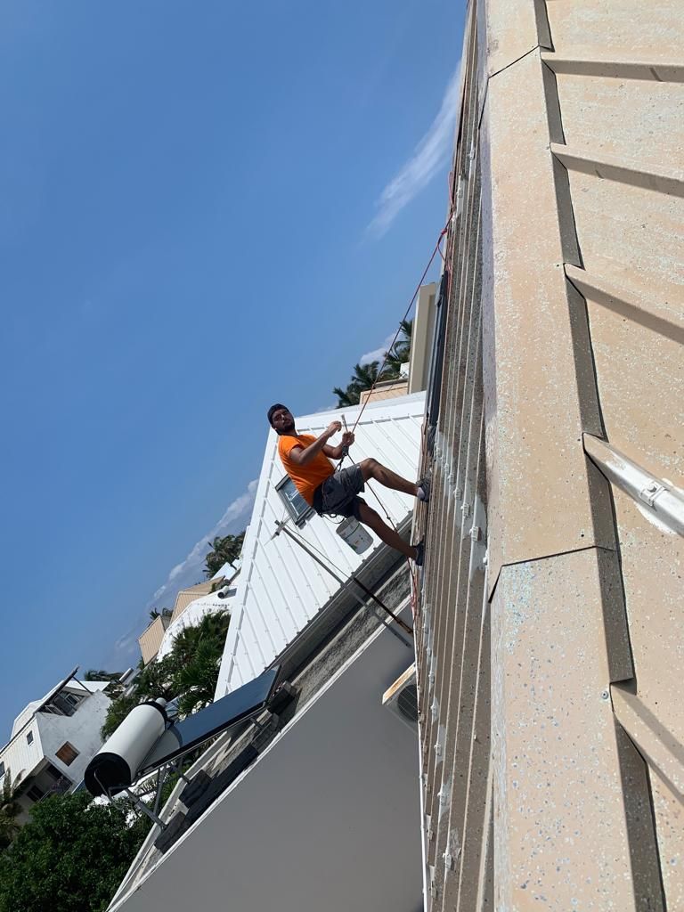 Appareil photo vintage posé sur un clavier de piano.