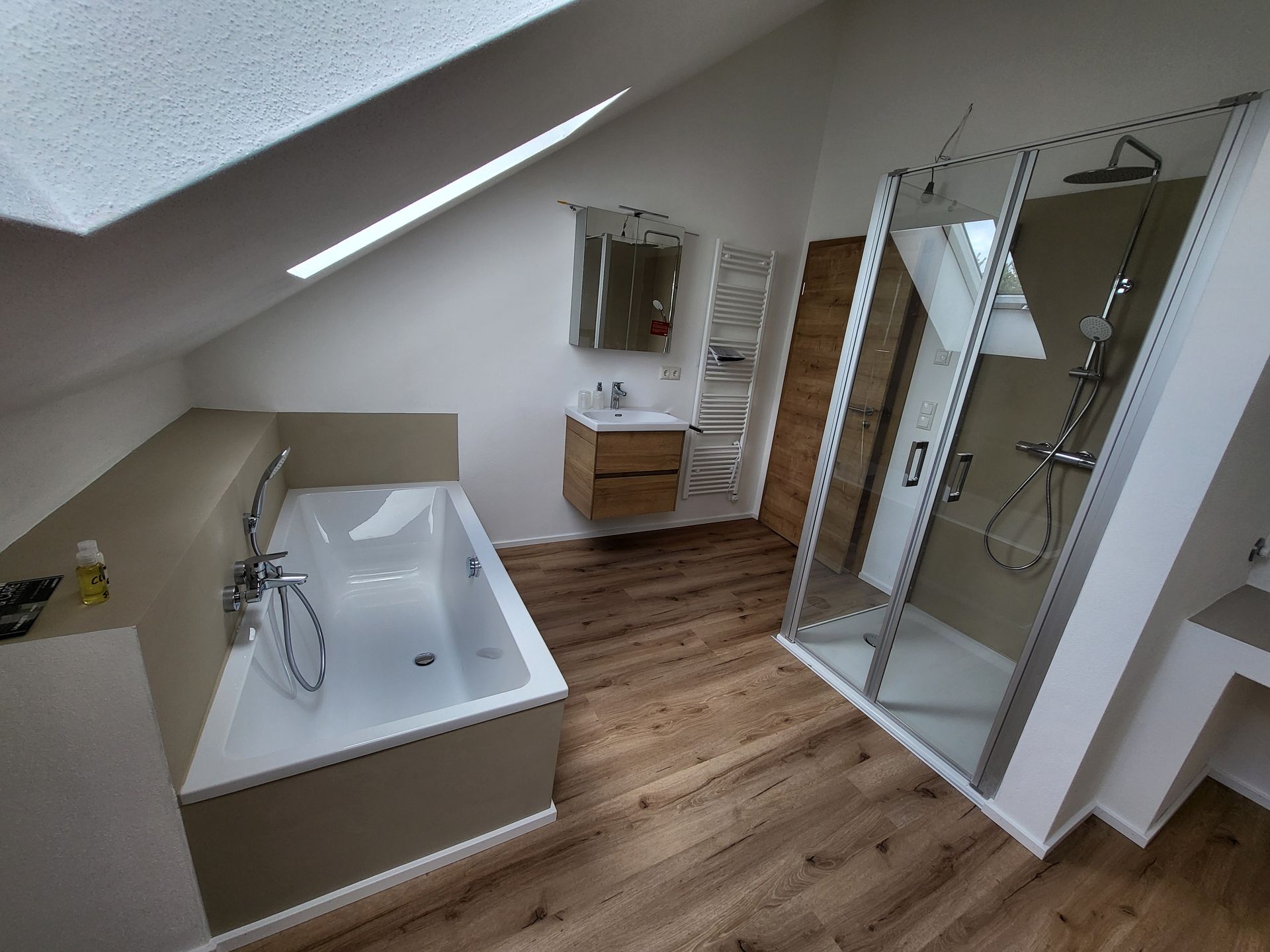 Modernes minimalistisches Badezimmer mit schwebendem weißen Waschbecken, wandhängender Toilette, weiß gefliesten Wänden 