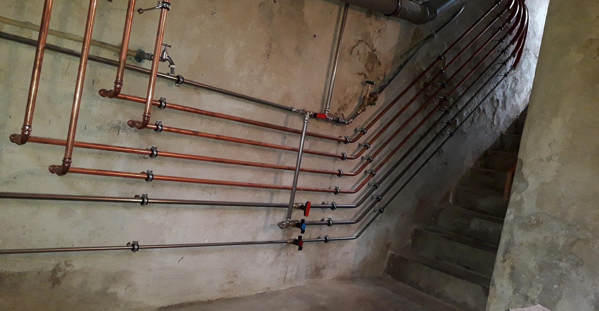 Kupfer Metallrohre verlaufen horizontal, biegen nach oben zur dunklen Ecke
