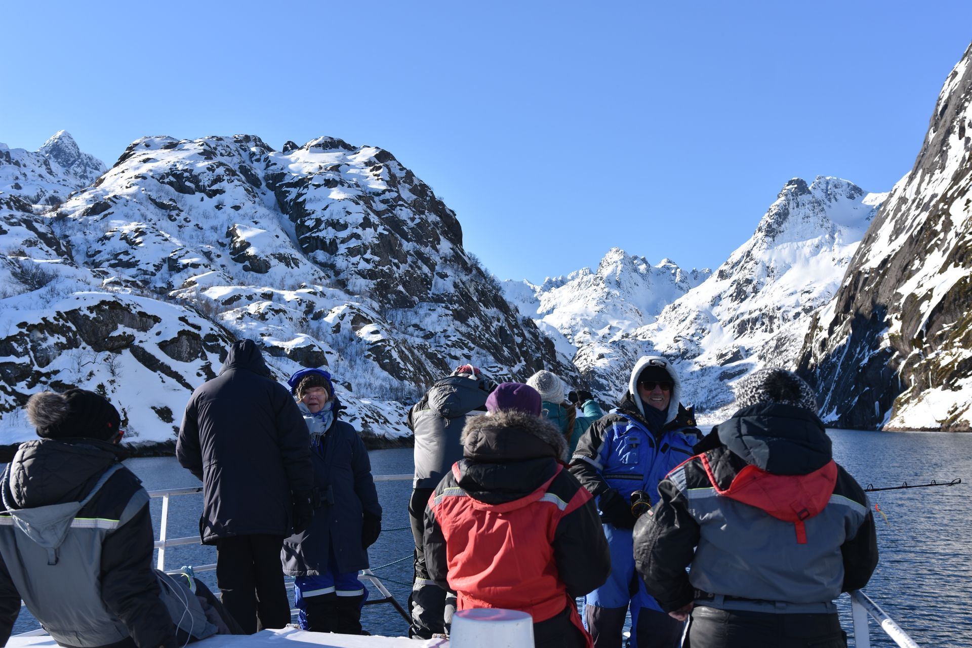 Drei Personen an einer Besprechung