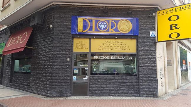 Un escaparate con un cartel que dice Dioro.