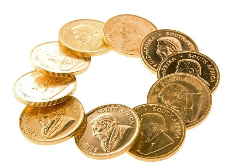 Las monedas de oro de Sudáfrica se apilan una encima de otra.