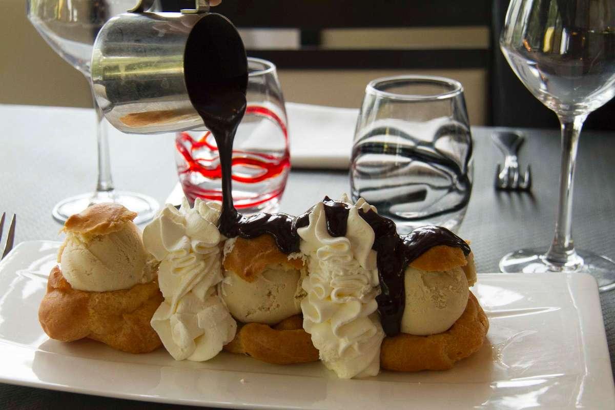 Profiteroles avec glace, chantilly et chocolat
