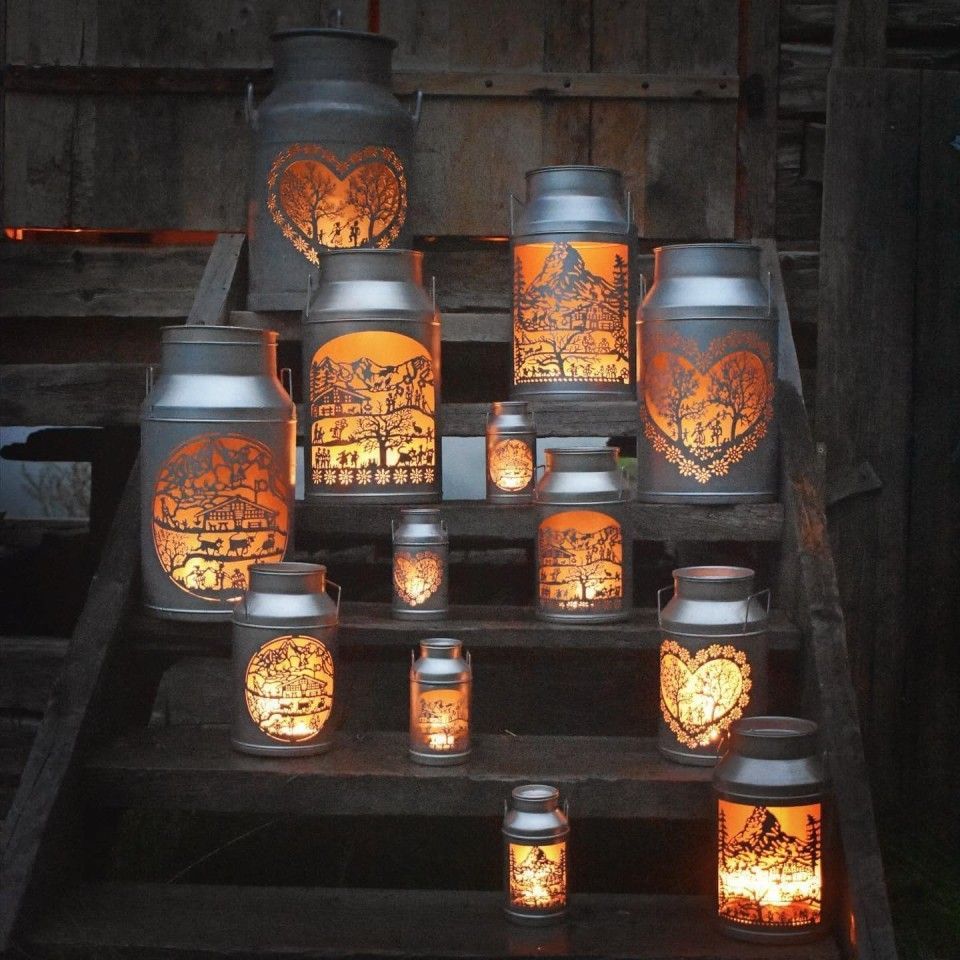 Alte Milchkannen mit Teelichtern