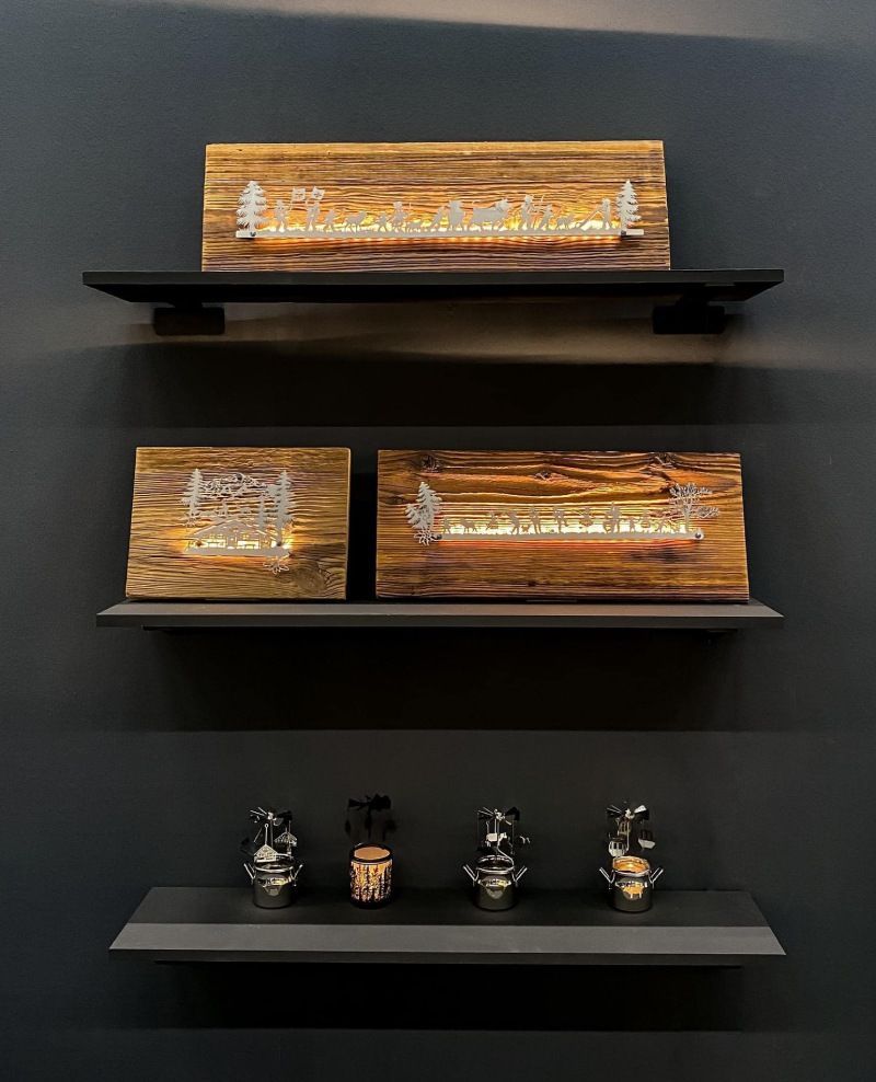 Swiss Candles, Leuchtschilder