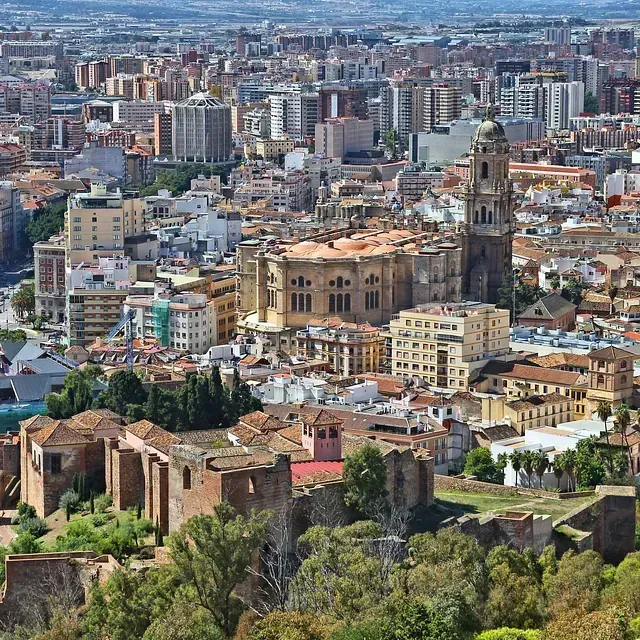 Una vista aérea de una ciudad con una torre de reloj en el medio.