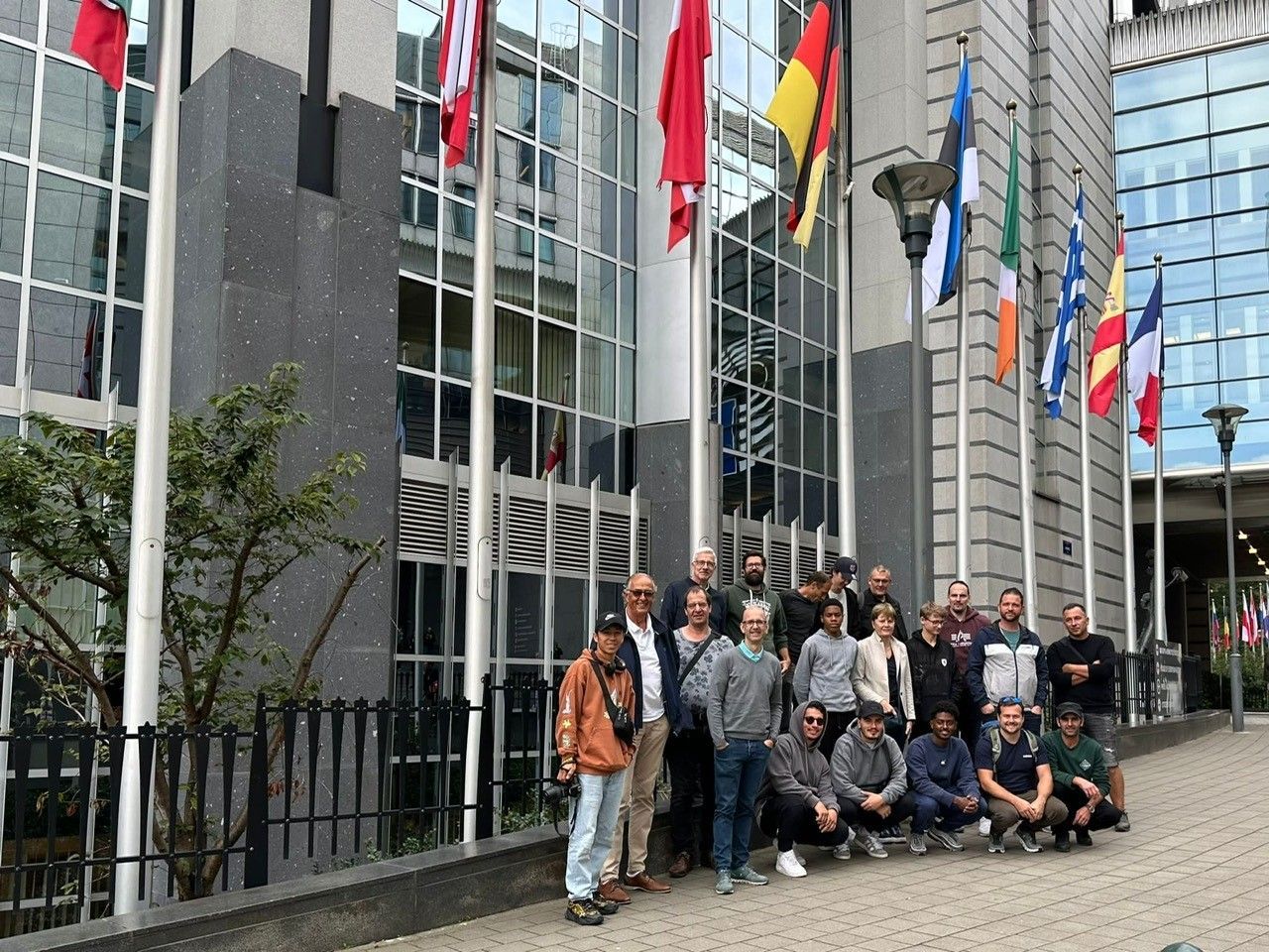 Teamfoto vor EU Gebäude