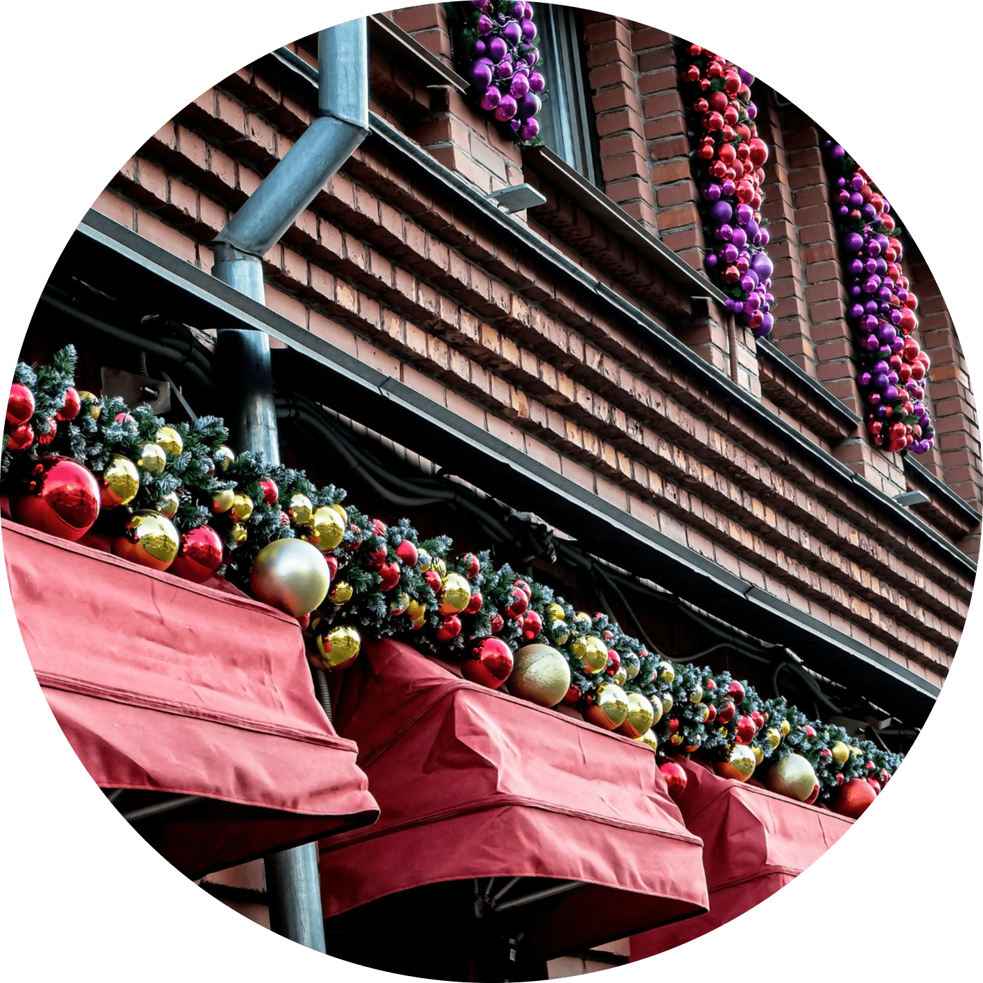 Un edificio de ladrillo con decoraciones navideñas.