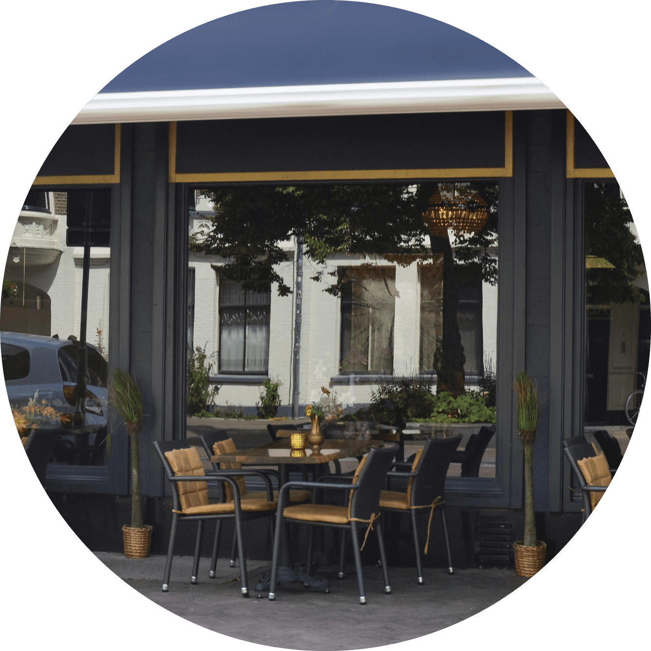 Un restaurante con mesas y sillas al aire libre en círculo.