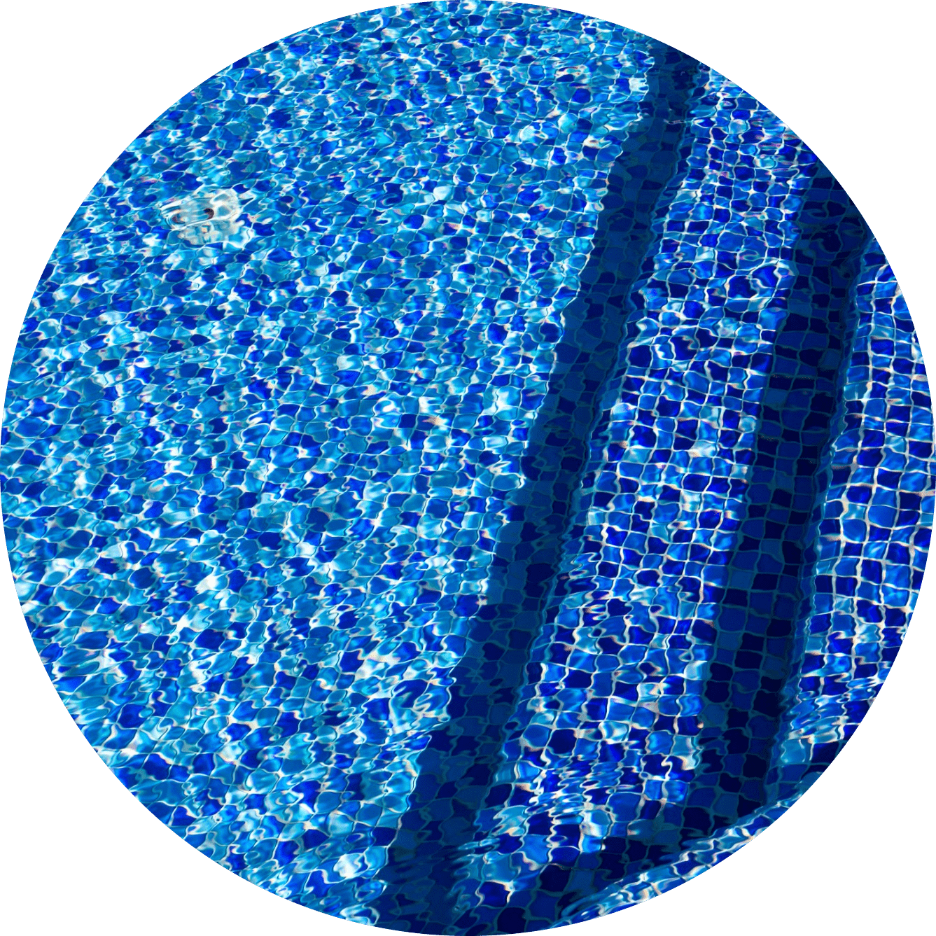 Un primer plano de una piscina con azulejos azules.