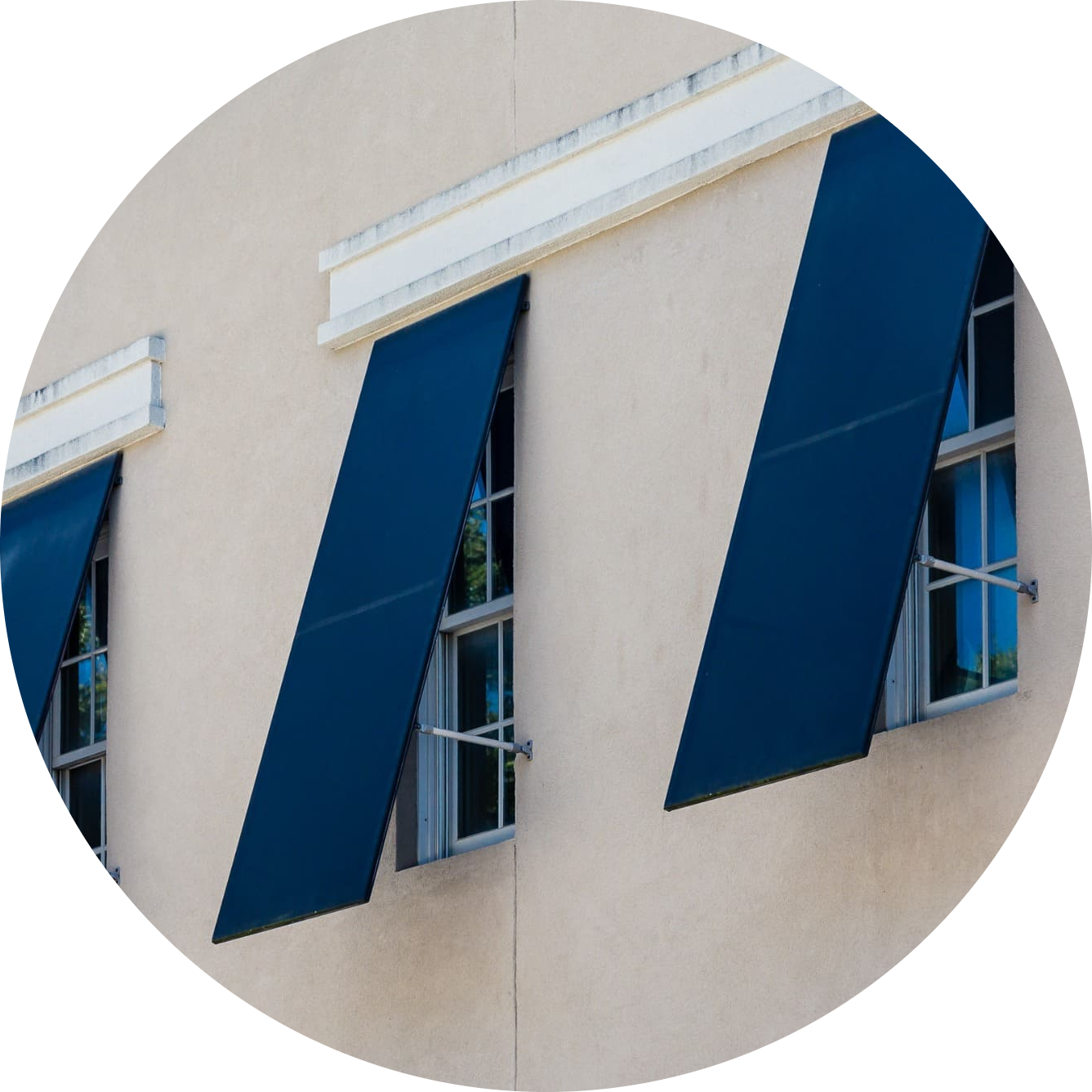 Un edificio con toldos azules en las ventanas