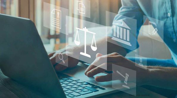 Barfrieder & Bürger Rechtsanwälte Eine Person tippt etwas in einen Laptop