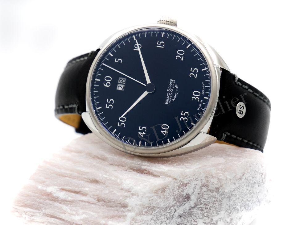 Elegante Armbanduhr mit Lederarmband und dunkelblauem Zifferblatt