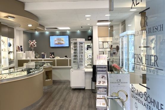 Zwei verzierte Goldringe liegen übereinander auf einem weißen Untergrund.