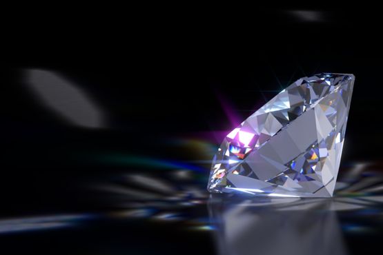 Hell erleuchtete Schmuckvitrine mit Silberschmuck.