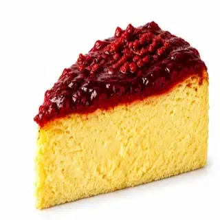 Porción de tarta de queso amarilla cubierta con una brillante compota de frutos rojos, sobre un fondo blanco