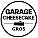 Logotipo circular en blanco y negro con el texto &laquo;GARAGE CHEESECAKE GROS&raquo; y una ilustraci&oacute;n de una tarta de queso.