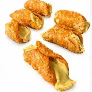 Cestitas de masa frita doradas, rellenas de crema pastelera, sobre un fondo blanco
