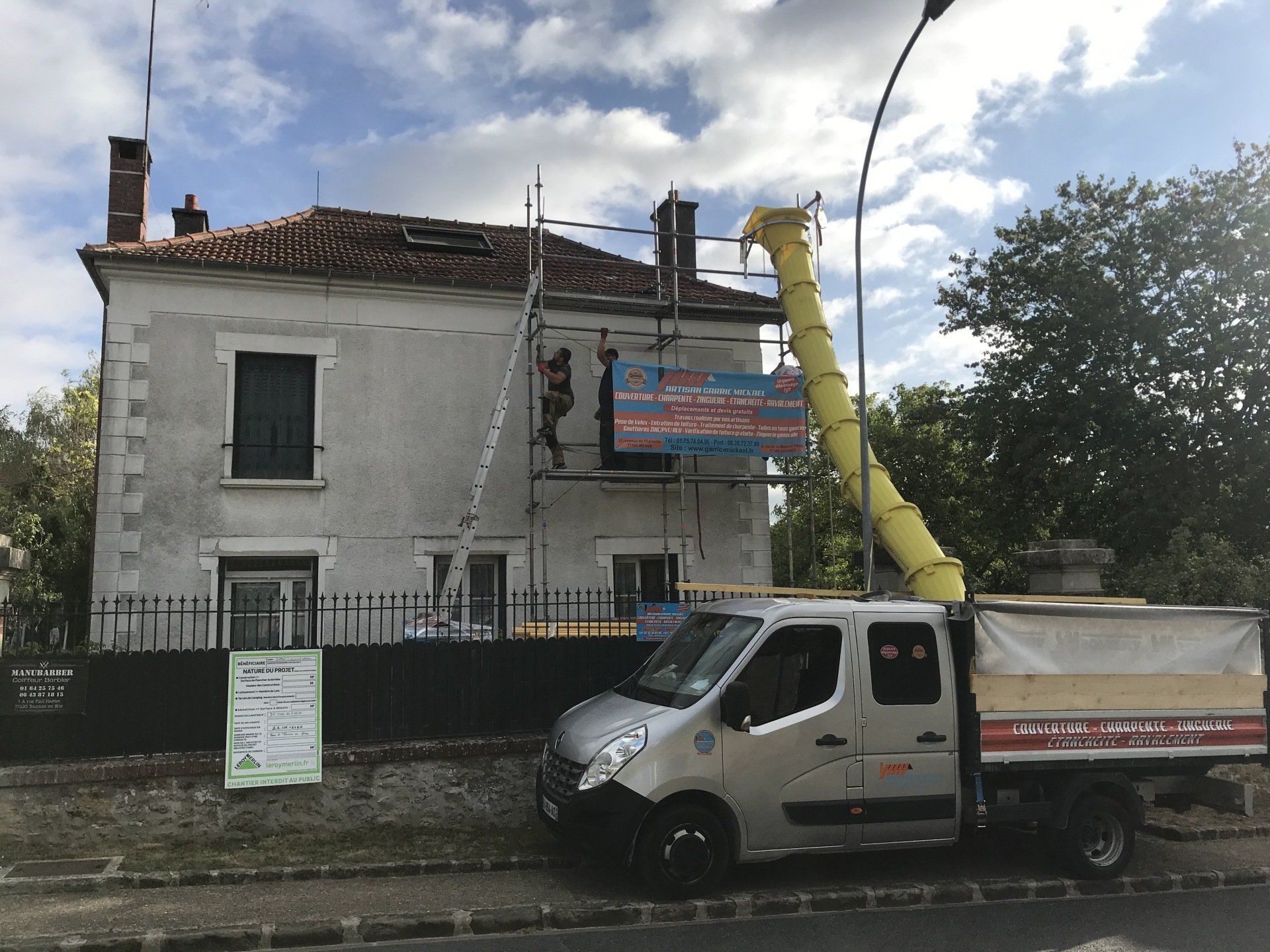 Artisans sur un échaffaud