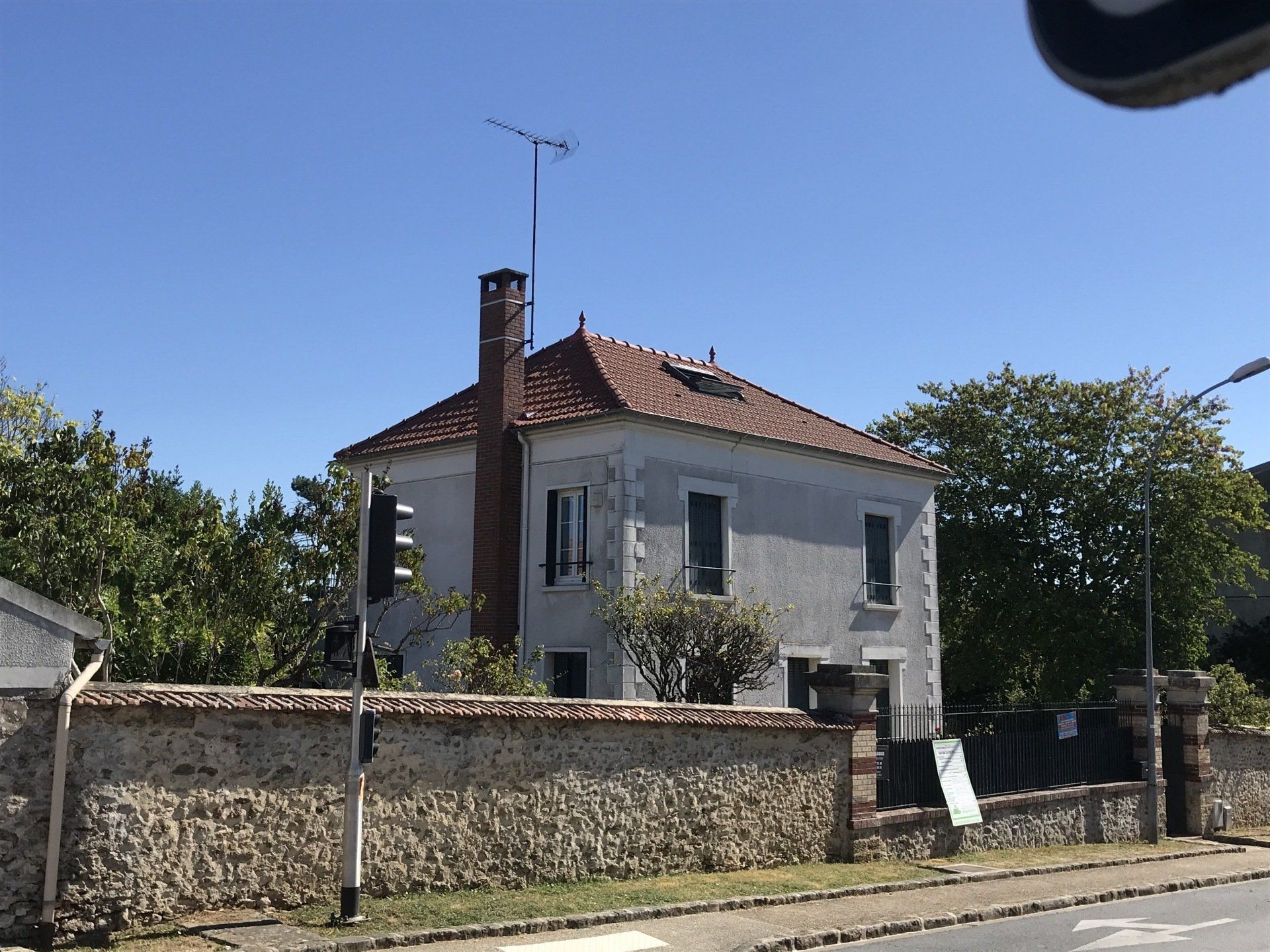 Maison avec toiture rénovée