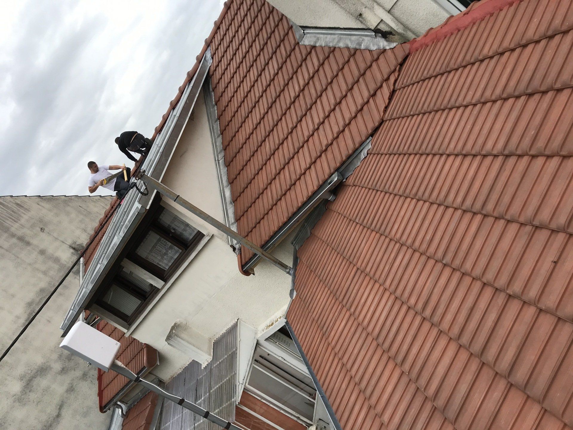 Artisan qui coupe un élément en bois