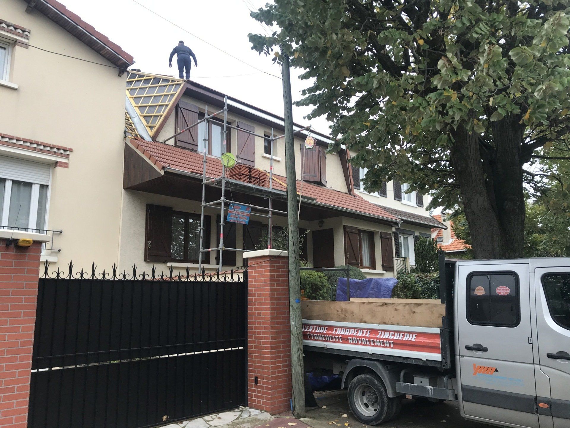 Camion de l'entreprise et échaffaud