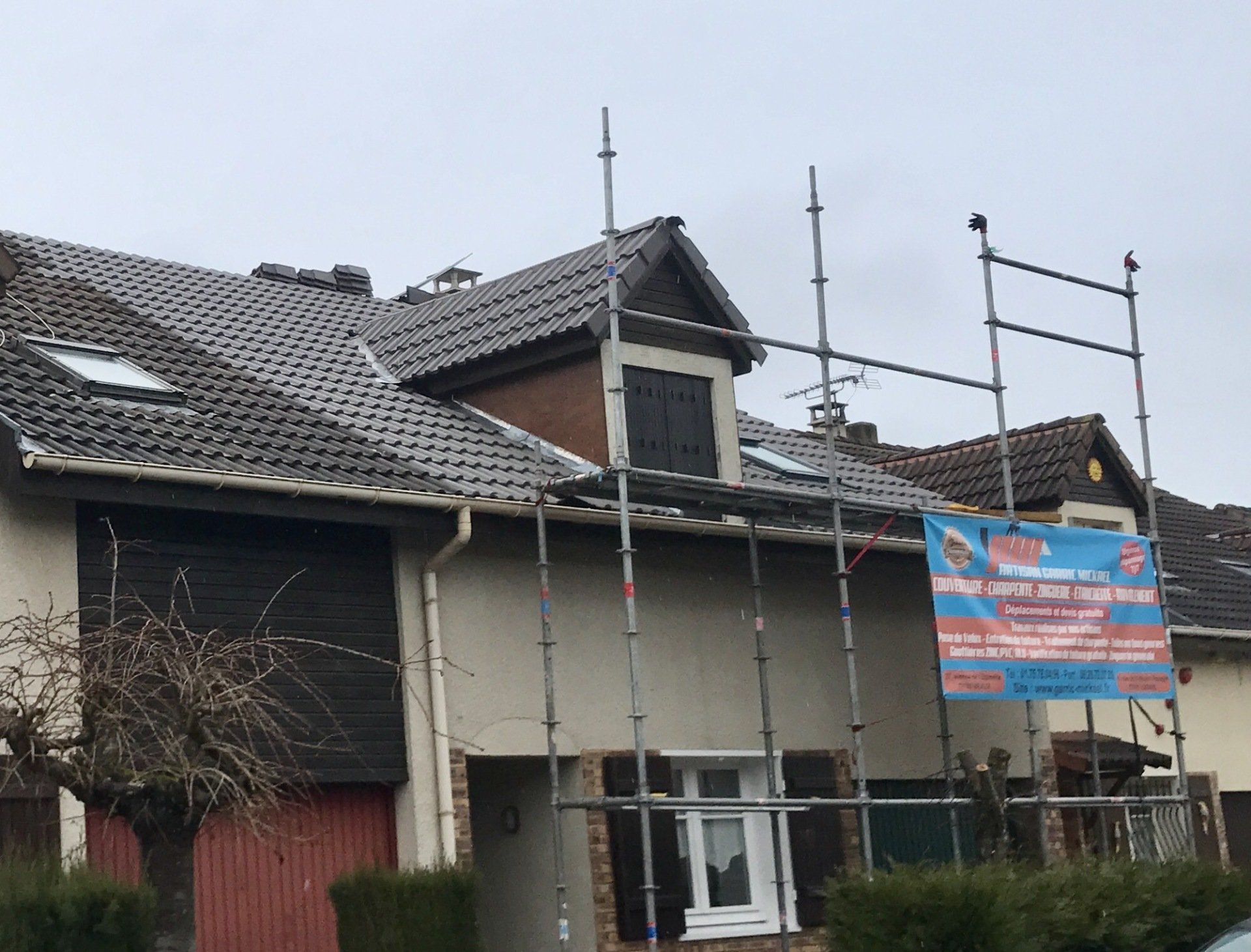 Échaffaud devant lucarne