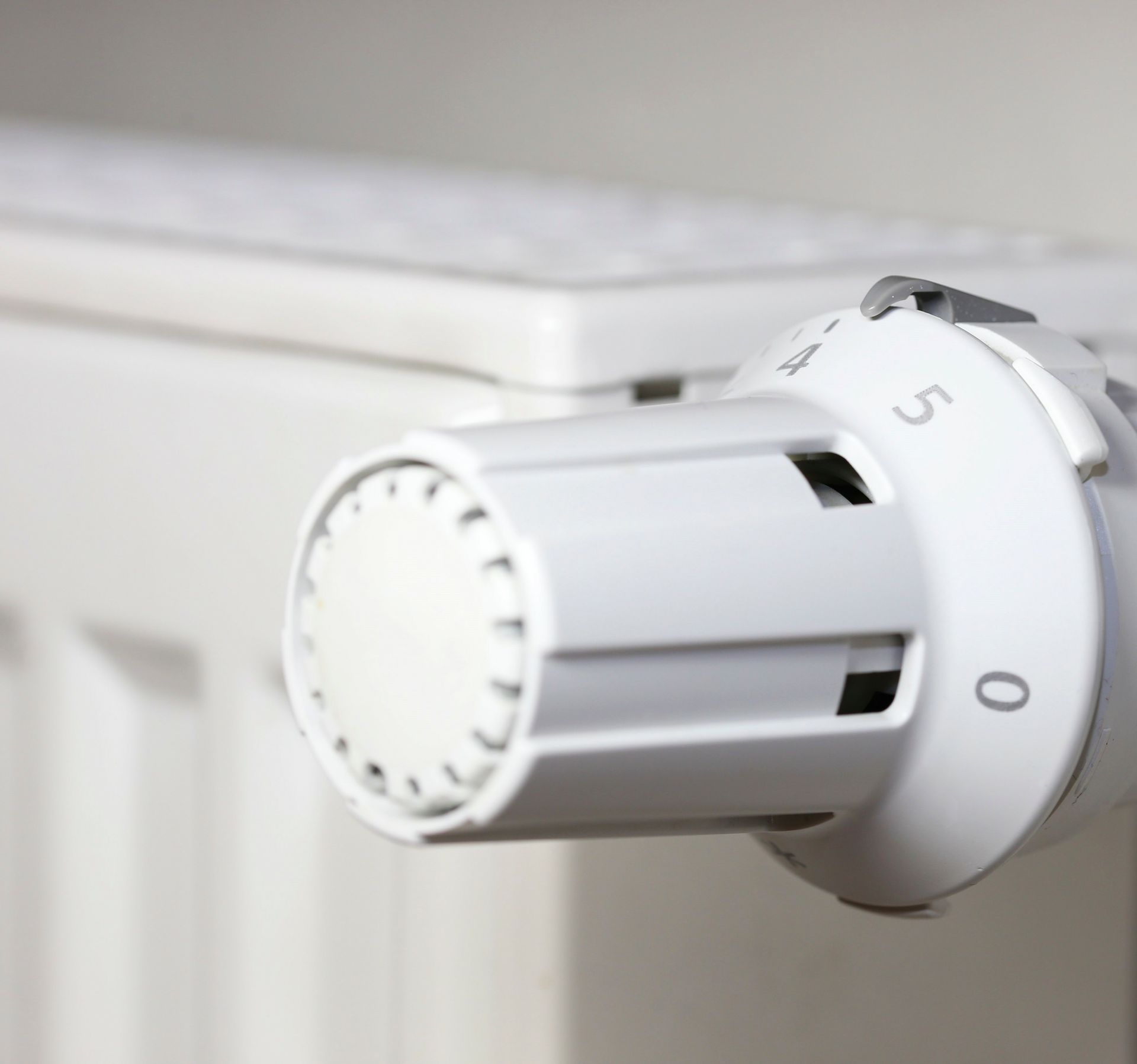 Ein weißer Thermostat mit der Zahl 5 darauf