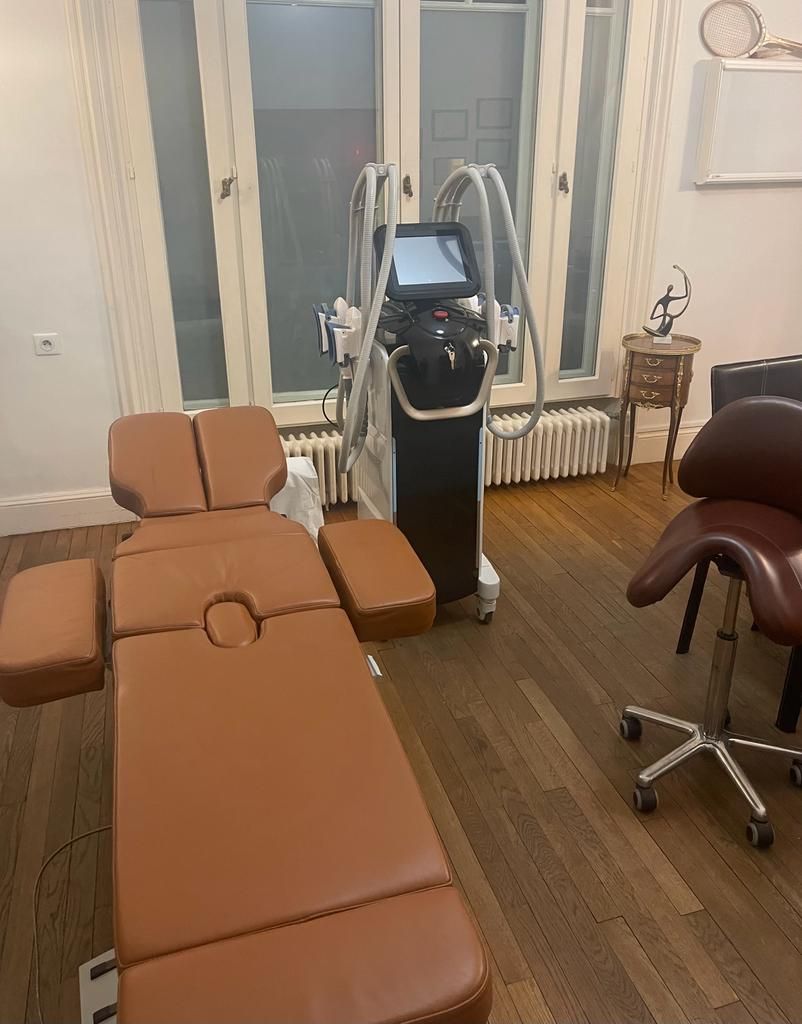 Cabinet de Paris avec machine cryolipolyse