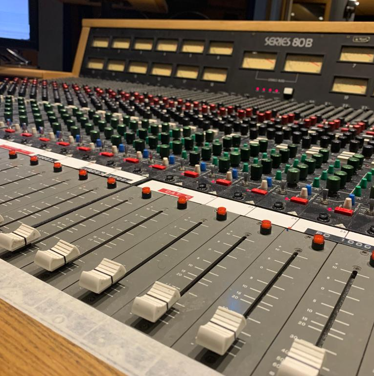 Table de mixage dans un studio